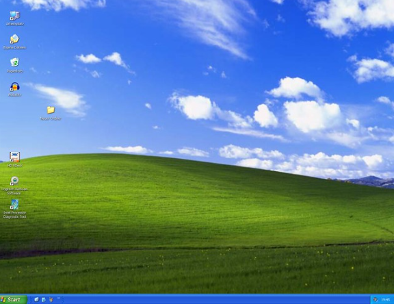 ¿Cómo hacer para iniciar sesión gmail en una computadora con Windows XP? Si tu computadora con Windows XP no tiene instalados los navegadores Chrome ni Firefox, aún puedes iniciar sesión utilizando el navegador predeterminado de Windows XP, que es Internet Explorer. A continuación, te mostraré los pasos para hacerlo: Enciende tu computadora con Windows XP y espera a que se cargue el sistema operativo. En el escritorio de Windows, haz clic en el botón "Inicio" ubicado en la esquina inferior izquierda de la pantalla. En el menú Inicio, busca y haz clic en "Internet Explorer". Si no lo encuentras en el menú Inicio, también puedes buscarlo en la carpeta "Programas" dentro del menú Inicio. Una vez que se abra Internet Explorer, verás una barra de direcciones en la parte superior de la ventana. Haz clic en la barra de direcciones para seleccionarla. Escribe la URL del sitio web donde deseas iniciar sesión (por ejemplo, www.gmail.com o www.facebook.com) y presiona la tecla "Enter" en tu teclado. Se abrirá el sitio web en Internet Explorer y podrás ver la página de inicio de sesión. Ingresa tus credenciales de inicio de sesión, como tu nombre de usuario y contraseña, en los campos correspondientes de la página. Una vez que hayas ingresado tu información de inicio de sesión, haz clic en el botón "Iniciar sesión" o presiona la tecla "Enter" para enviar los datos. Si los pasos anteriores no funcionan o encuentras algún problema, es posible que debas considerar actualizar tu sistema operativo, ya que Windows XP ya no es compatible y no recibirá actualizaciones de seguridad.